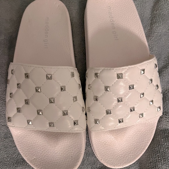 NWOT MADDEN GIRL WHITE SLIDES•Sz 8•Beach•Pool•Summer - Picture 2 of 6
